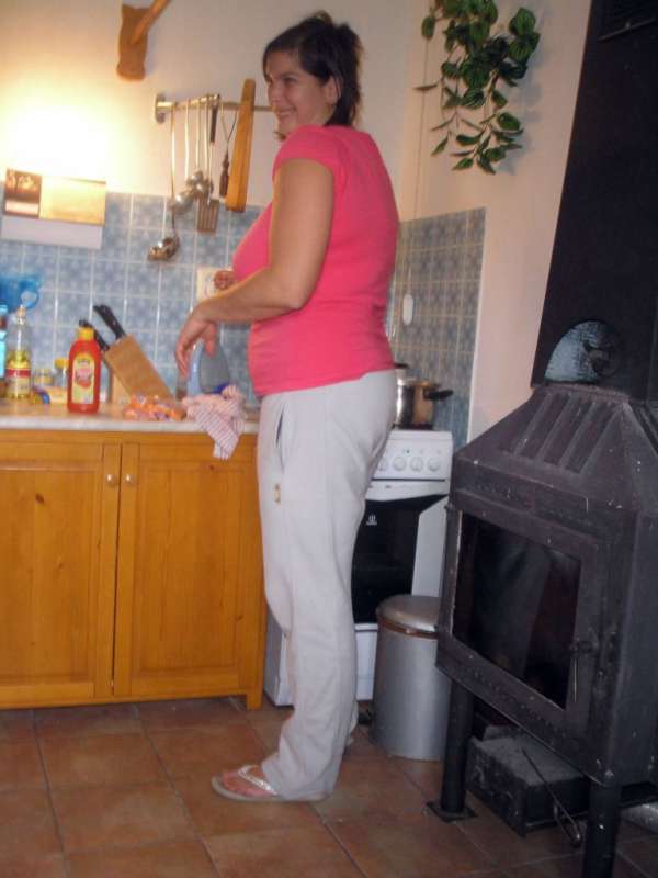 Marcelka v kuchyni rvasické chalupy